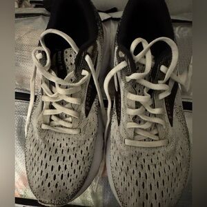 Women’s Brooks size 8 White and Black with Pink Athletic Shoes